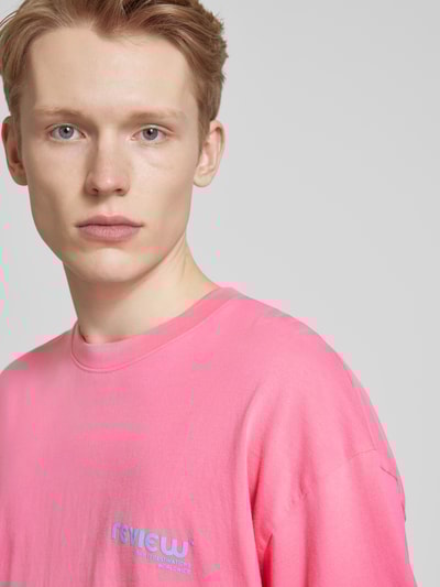 REVIEW T-shirt z nadrukiem z logo Mocnoróżowy 3