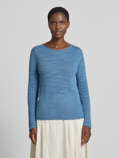Frauenmodel trägt Slim Fit Pullover aus Baumwoll-Leinen-Mix von Marc O'Polo in Blau mit feiner Struktur, Ganzkörperansicht von vorne, Damen Pullover.