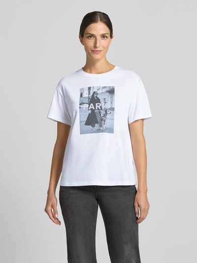 Vrouwenmodel draagt wit t-shirt met motiefprint en met strass-steentjes van Liu Jo White, puur katoen, boxy fit, ronde hals, ruglengte bij maat S 60 cm. Ganzekijk van voren.