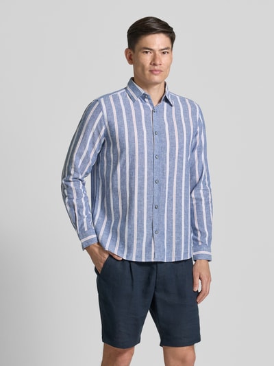 Männermodel trägt Regular Fit Freizeithemd aus Leinen-Baumwoll-Mix von s.Oliver RED LABEL mit Optik:Allover-Muster, Ganzkörperansicht von vorne.