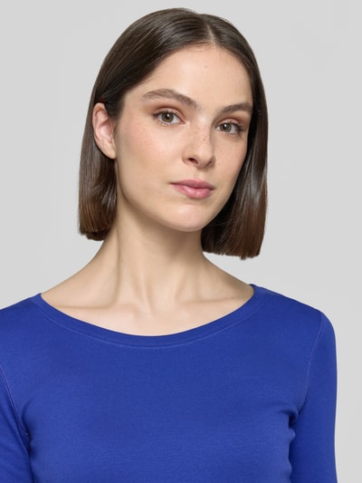 Frauenmodel trägt Damen T-Shirt in Ripp-Optik mit 1/2-Arm von Marc Cain, Baumwoll-Elasthan-Mix, Rundhalsausschnitt, Slim-Fit, Nahaufnahme Oberkörper.