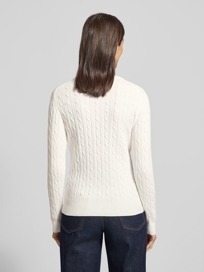 Vrouwenmodel draagt Strickpullover met Label-Detail van GANT in effen wit met structuurpatroon, geribde boorden, rugaanzicht, Ganzkörperansicht Rückansicht.