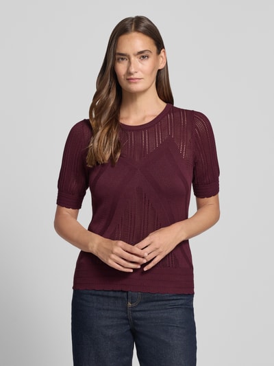 Frauenmodel trägt Regular Fit T-Shirt in Strick-Optik von Jake*s Collection aus Baumwoll-Modal-Mix, Farbe Bordeaux, Halbarm, Rundhalsausschnitt, Rückenlänge bei Größe S: 55 cm, Ärmellänge bei Größe S: 29 cm, Nahaufnahme Oberkörper.