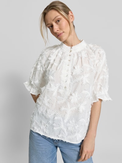 Frauenmodel trägt Regular Fit Bluse mit Stitchings und Knopfleiste von Christian Berg Woman, Baumwoll-Mix, Rundhalsausschnitt, Ganzkörperansicht von vorne.