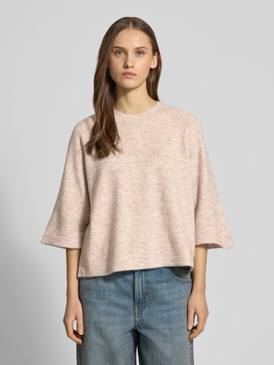 Frauenmodel trägt Oversized Strickpullover mit 3/4-Arm Modell 'SIMONI' von ONLY, Optik: Unifarben, Strickoptik, Melange, Ganzkörperansicht von vorne