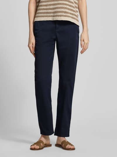 Frauenmodel trägt Regular Fit Chino aus Baumwoll-Mix von s.Oliver RED LABEL, Optik: Unifarben, Materialverarbeitung: Twill, Ganzkörperansicht von vorne