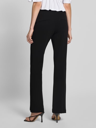 Vrouwenmodel draagt zwarte regular fit broek met elastische band model 'FRANCOISE' van CAMBIO, dames wijdte broek, totaalbeeld achteraan.