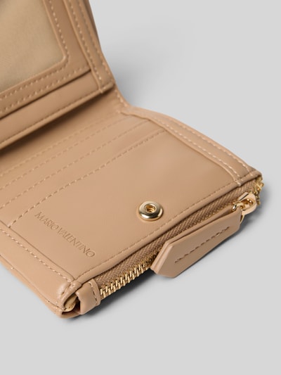 Produktfoto, Portemonnaie mit Steppnähten Modell 'OCARINA' von VALENTINO BAGS, beżowa faktura, przegródki na monety i karty, kontekst: damskie portmonetki, główna komora na zatrzask, aplikacja logo, kieszeń na monety na suwak, przegródki na karty i banknoty