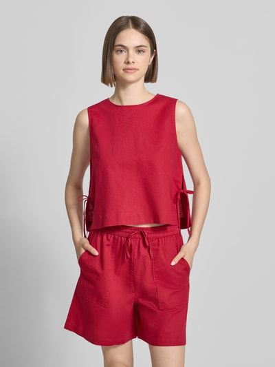 Frauenmodel trägt Regular Fit Top aus Leinen-Baumwolle-Mix von Marc O'Polo Denim, Optik: Unifarben, Binde-Details, Rundhals-Ausschnitt, Ärmelform: Ohne, leuchtendes Rot, glatte Textur, Ganzkörperansicht von vorne.