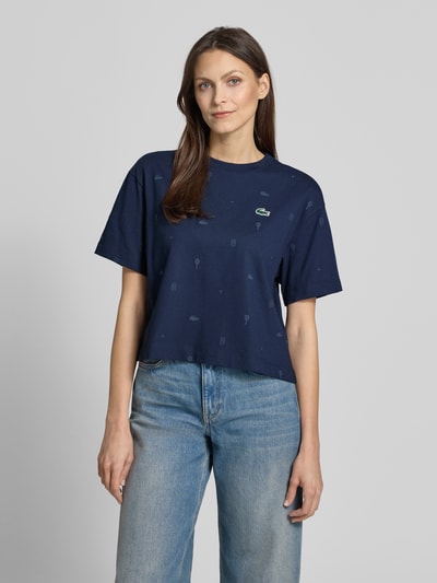 Frauenmodel trägt Oversized T-Shirt aus Baumwoll-Mix von Lacoste Sport, dunkelblau, unifarben, Regular Fit, Tennis-Print, Logo, kurzarm, Ganzkörperansicht von vorne.
