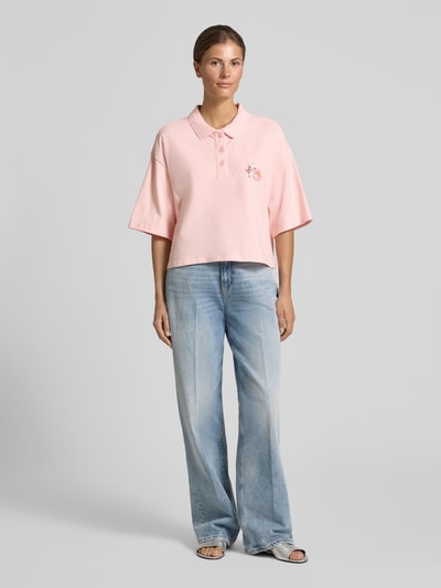 Frauenmodel trägt Cropped Poloshirt mit Ziersteinbesatz von Smith and Soul in Rosa aus elastischem Baumwoll-Mix, Ganzkörperansicht von vorne.