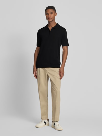 Männermodel trägt Regular Fit Poloshirt aus reiner Wolle Modell 'TRAY' von SELECTED HOMME, Optik: Unifarben, Ganzkörperansicht von vorne.