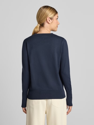 Vrouwenmodel draagt gebreide pullover uit viscosemix model 'KATIE' van FREE/QUENT, recht model, elastische boordjes, knopen aan mouwboord, ruglengte 58 cm bij maat S, mouwlengte 66 cm bij maat S, effen donkerblauw, zachte textuur, geheel van achteren gezien