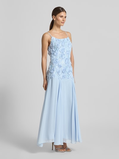 Kobiece modelka nosi długą sukienkę Regular Fit Maxikleid mit floralem Besatz model 'Feodora' od YAS, kwiatowe obszycie, krój regular fit, dopasowany krój, cienkie ramiączka, plisy, halka pod spódnicę, długość tyłu w rozmiarze 36: 122 cm, szerokość w rozmiarze 36: 34 cm, jasnoniebieskie kolory, gładka tekstura, całkowity widok z przodu.
