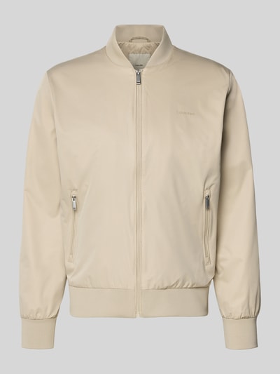 Produktfoto, helle Herren Bomberjacke mit Reißverschlusstaschen Modell 'MATTE' von Calvin Klein, gerader Schnitt, Stehkragen, beige Farbe
