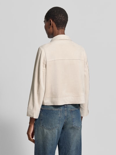 Männermodel trägt Regular Fit Jacke mit Reverskragen von Betty Barclay, beżowy kolor, prostokątne kształty, elastyczny materiał, szeroki pas, kieszenie na piersi, krój regular fit, długość tyłu w rozmiarze 36: 49 cm, szerokość w rozmiarze 36: 42 cm, długość rękawa w rozmiarze 36: 53 cm, widok całej sylwetki z tyłu