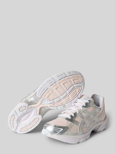 Produktfoto, Sneaker mit Logo-Detail von ASICS TIGER, weiße und silberne Farben, abgerundete Passform, Schnürverschluss, leicht profilierte Sohle, Absatzhöhe 4 cm, Schafthöhe 7 cm, Schaftweite 7 cm, strukturierte Mesh-Textur