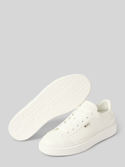 Produktfoto, biały Sneaker aus Leder mit Label-Detail Modell 'ARTEM' von Antony Morato, okrągły nosek, sznurowany, widoczna faktura skóry, wysokość obcasa 4 cm, cholewka 8 cm, szerokość cholewki 7 cm.