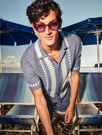 Männermodel trägt Relaxed Fit Freizeithemd in Strick-Optik mit Allover-Lochmuster, Umlegekragen, Durchgehende Knopfleiste von JAKE*S STUDIO MEN, Blau-Weiß, Kurzärmelig, Nahaufnahme Oberkörper.