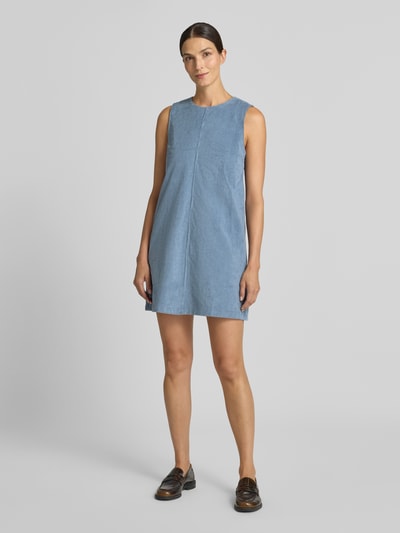 Frauenmodel trägt hellblaues Regular Fit Freizeitkleid aus Baumwoll-Mix Modell 'CORDUROY' von ARMEDANGELS, glatte Struktur, Ganzkörperansicht von vorne, Damen Freizeitkleid
