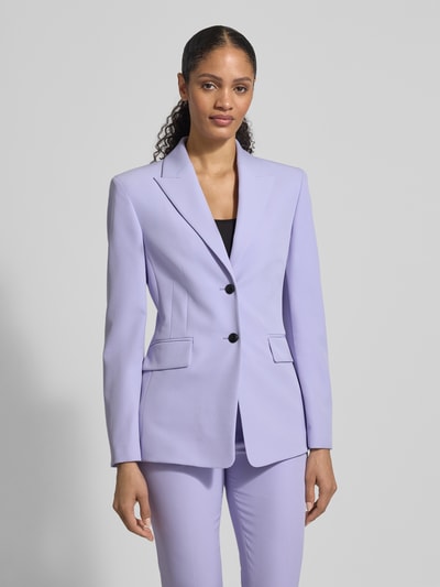 Frauenmodel trägt Slim Fit Longblazer mit Abnähern Modell 'ASMALLA-1' von HUGO, Optik: Unifarben, 2-Knopf-Verschluss, Ganzkörperansicht von vorne.