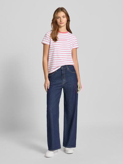 Guess Jeans T-shirt o kroju regular fit z wyhaftowanym logo Fuksjowy 1