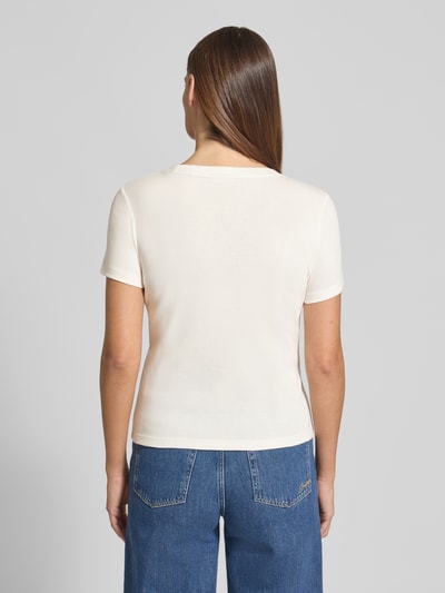 Modelka nosi T-Shirt mit Stitching und Rundhalsausschnitt od JAKE*S STUDIO WOMAN, bawełna-modal, krój regular fit, kolor kremowy, długość tyłu w rozmiarze S 53 cm, widok całej sylwetki z tyłu.
