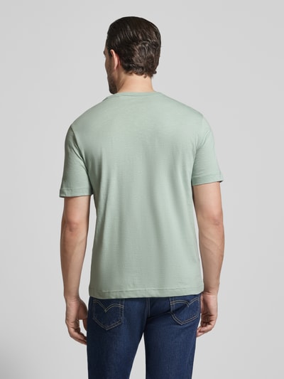 Männermodel trägt Regular Fit T-Shirt aus reiner Baumwolle von Tom Tailor in Melange-Optik, Rundhals, Kurzarm, Ganzkörperansicht Rückansicht.