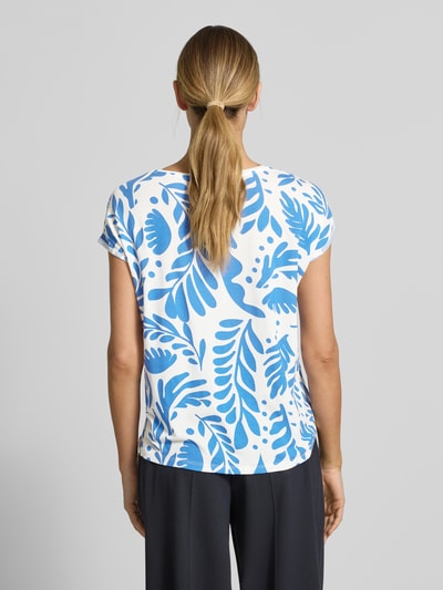 Frauenmodel trägt Relaxed Fit T-Shirt aus Lyocell-Mix Modell 'AVA' von Vero Moda mit Optik:Allover-Muster und Blattmuster, Ganzkörperansicht Rückansicht.