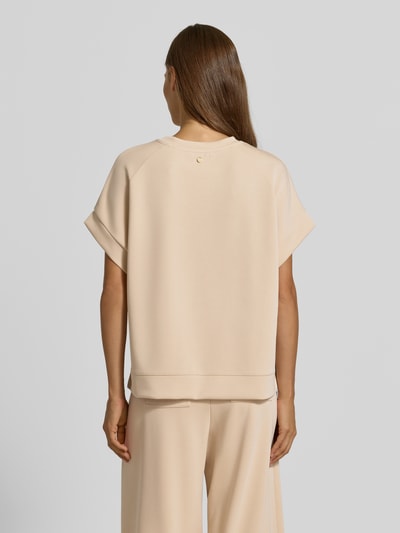 Frauenmodel trägt T-Shirt mit elastischen Abschlüssen von Rich & Royal in Beige, Modal-Mix mit Stretch-Anteil, lockere Form, Ganzkörperansicht Rückansicht.