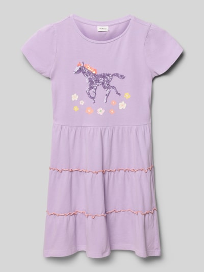Mädchen trägt Tailliertes Freizeitkleid aus reiner Baumwolle von s.Oliver RED LABEL in Optik: Unifarben, Motiv-Print, Paillettenbesatz, Jersey, Midi-Länge, Kurzarm, Volant, Ganzkörperansicht von vorne.