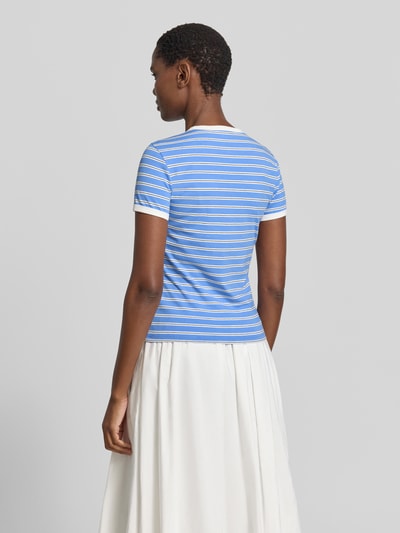 Frauenmodel trägt Regular Fit T-Shirt aus Baumwoll-Mix von Tom Tailor Denim, mehrfarbig gestreift mit Label Patch, Ganzkörperansicht Rückansicht.