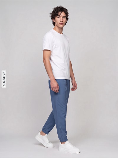 Männermodel trägt Regular fit trainingshose met logoprint model 'FORM' van Nike Training in blauw, Ganzkörperansicht von vorne, KI-modifiziertes Bild.