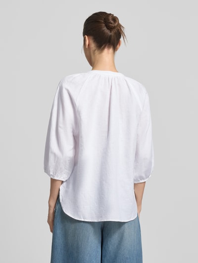 Frauenmodel trägt bluzka koszulowa Relaxed Fit Hemdbluse Leinen-Baumwoll-Mix Modell 'ALBERTA' von Selected Femme, efekt: jednolity kolor, rękaw o dł. 3/4, raglanowe rękawy, elastyczne zakończenie rękawów, zaokrąglone wykończenie, mieszanka lnu i bawełny, widok całej sylwetki z tyłu.