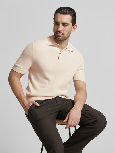 Männermodel trägt Slim Fit Poloshirt mit Kaschmir-Anteil von FTC Cashmere in Creme, Baumwoll-Mix, Polokragen, Knopfleiste, 1/2-Arm, Nahaufnahme Oberkörper.