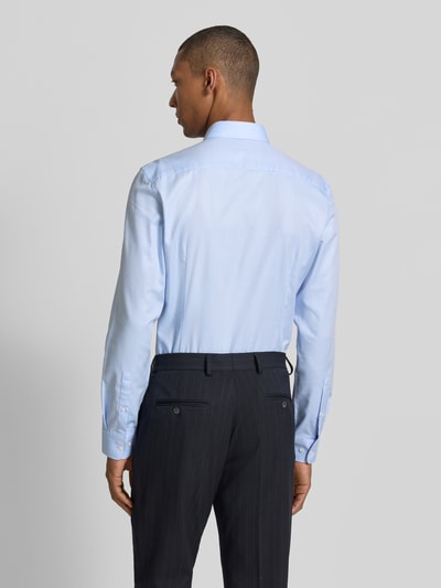 Männermodel trägt Super Slim Fit Business-Hemd mit Kentkragen von Jake*s aus Reine Baumwolle in Hellblau, Ganzkörperansicht Rückansicht. Rückenlänge bei Größe 39/40: 79 cm, Schulterbreite: 46 cm, Ärmellänge: 66 cm, Knopfleiste, Sportmanschetten, abgerundeter Saum.
