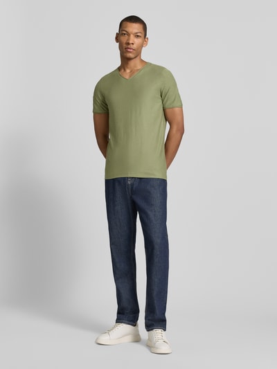 Männermodel trägt T-Shirt mit geripptem Rundhalsausschnitt von MCNEAL, Regular-Fit, Rückenlänge 65 cm, grün, Ganzkörperansicht von vorne.