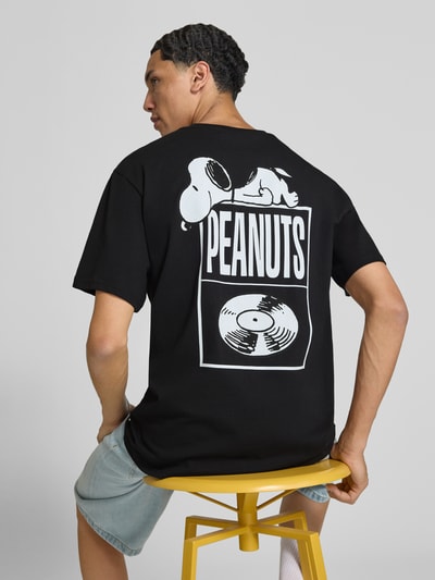 Männermodel trägt zwart oversized t-shirt uit zuivere katoen model 'PEANUTS' van ONLY, witte print, heren t-shirt, rugaanzicht