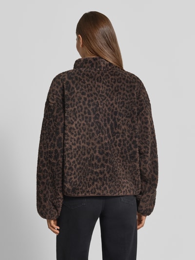 Frauenmodel trägt Regular Fit Teddyjacke von Jake*s Casual in braun-schwarzem Leopardenmuster, kuschelige Textur, Ganzkörperansicht Rückansicht.