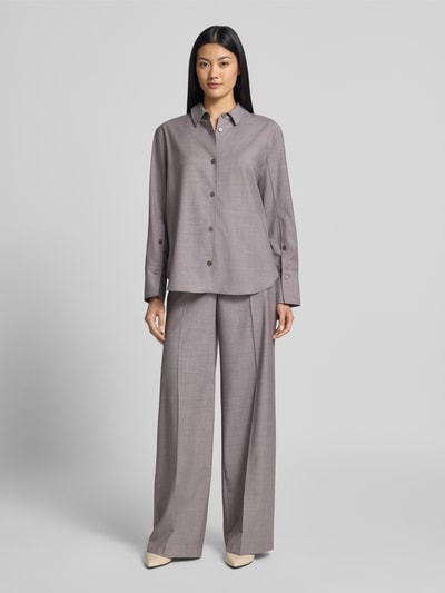 Vrouwenmodel draagt Wide Fit broek uit zuivere scheerwol met persplooien van windsor., beige, Achterzakken, haak en ritssluiting, Ganzkörperaanzicht van voren