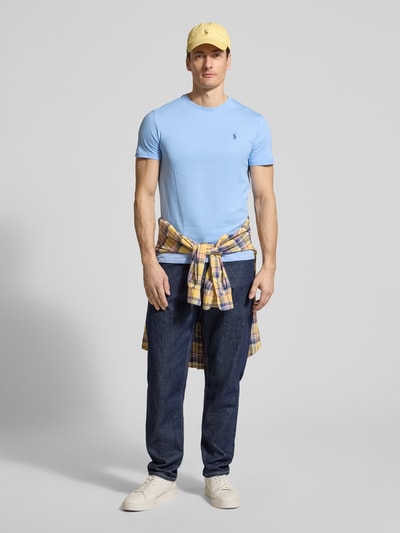 Männermodel trägt Regular Fit T-Shirt aus reiner Baumwolle von Polo Ralph Lauren, Optik: unifarben, Ganzkörperansicht von vorne.