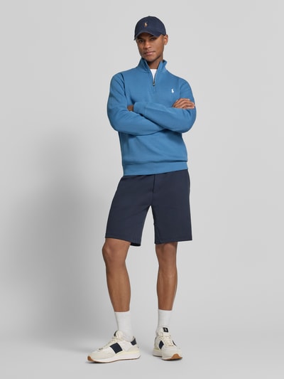 Męski model nosi Regular Fit Sweatshirt aus Baumwoll-Mix von Polo Ralph Lauren, efekt: jednolity kolor, krój regular fit, wyhaftowane logo, kołnierz zapinany, długi rękaw, mieszanka bawełny, całkowity widok z przodu.