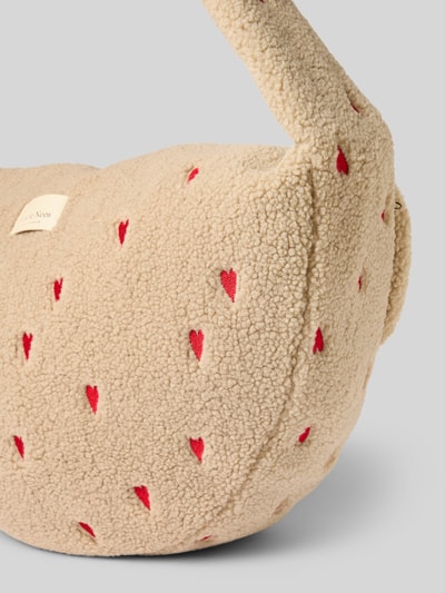 Produktfoto, Shoulder Bag aus Teddyfell mit Logo-Detail von Studio Noos in Beige mit roten Stickereien, strukturierte Oberfläche, Detailaufnahme. Breite 49 cm, Länge 37 cm, Tiefe 11 cm, Schulterriemen 86 cm, Hauptfach mit Reißverschluss, Schulterriemen, Allover-Motiv-Stitching.