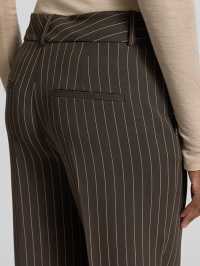 Vrouwenmodel draagt Wide Leg pantalon met riemlussen model 'Rita' van Selected, dames pantalon, detailopname rugaanzicht.