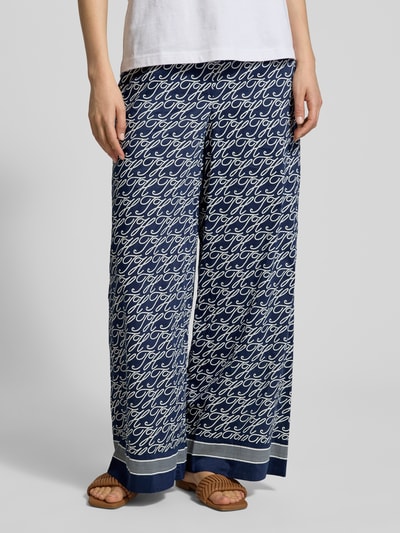Vrouwenmodel draagt Wide Leg Hose aus Baumwoll-Seide-Mix van Tommy Hilfiger met all-over motief, steekzakken, labelapplicatie, mix van katoen en zijde, blue-witte tinten, all-over patroon, wide leg pasvorm, Ganzkörperansicht van voren
