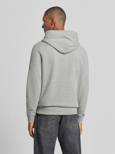 Mannenmodel draagt Regular Fit Hoodie uit katoenmix van Polo Ralph Lauren in lichtgrijs met grove structuur, volledig beeld achteraan, Heren hoodie.