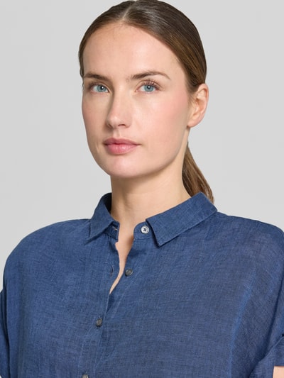 Frauenmodel trägt Leinenbluse mit Knopfleiste Modell 'DOLLY' von 0039 Italy, reines Leinen, Regular-Fit, Hemdblusenkragen, Nahaufnahme Oberkörper.