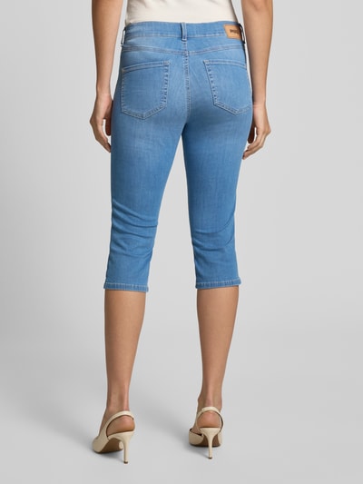Frauenmodel trägt Caprijeans mit Eingrifftaschen Modell 'Anacapri' von Angels, Slim Fit, Baumwoll-Mix, hellblau, Ganzkörperansicht Rückansicht.