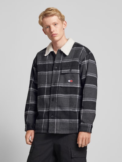 Tommy Jeans Kurtka koszulowa o kroju regular fit z listwą guzikową model ‘CHECK SHERPA’ Czarny 4