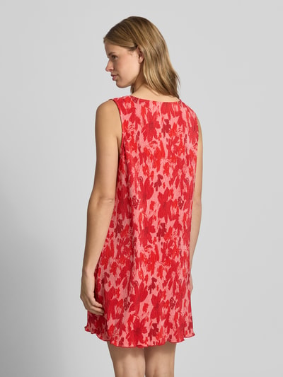 Frauenmodel trägt Fließendes Freizeitkleid mit Allover-Muster von Pieces in Rot, Passform: fließend, Mini-Länge, Plissee, Ganzkörperansicht Rückansicht.